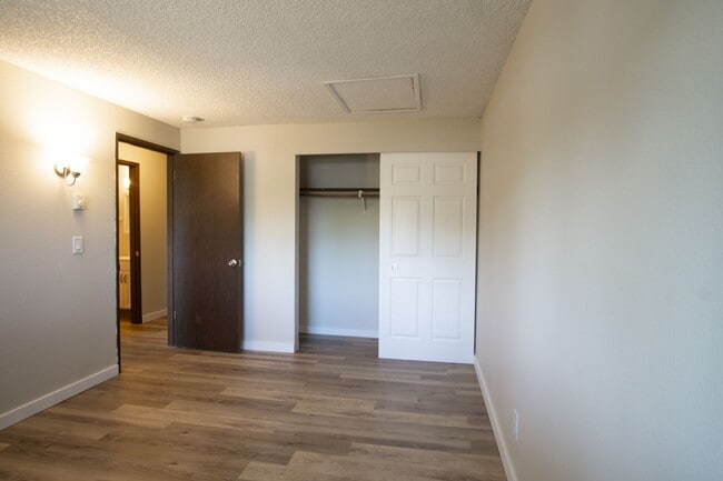 Building Photo - Top Floor 2-Bed in Multnomah Village Ready Late December