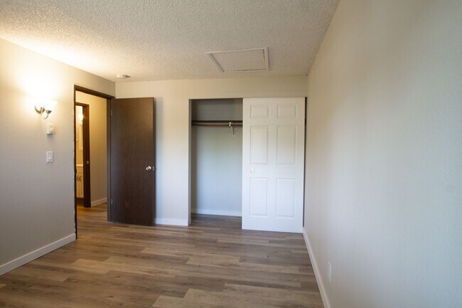 Building Photo - Top Floor 2-Bed in Multnomah Village Ready Now!
