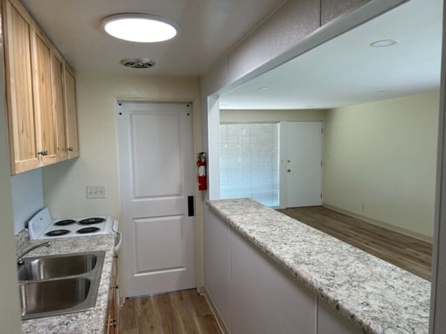 Building Photo - 1-Bedroom, 1-Bathroom Apartment -- SUBLET AVAILABLE APRIL 1, 2026