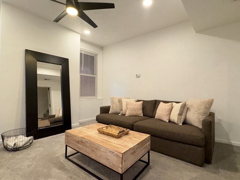 Living room - 2202 Sarah St