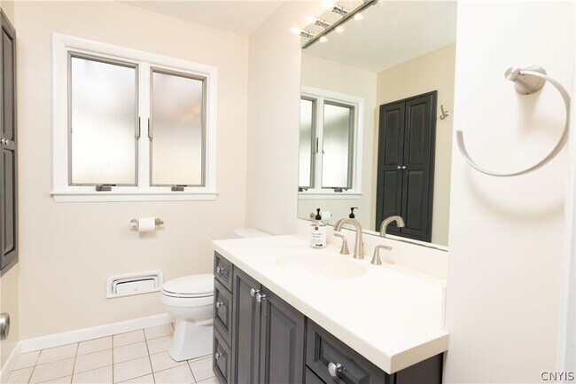 Building Photo - 35 Lakeview Cir