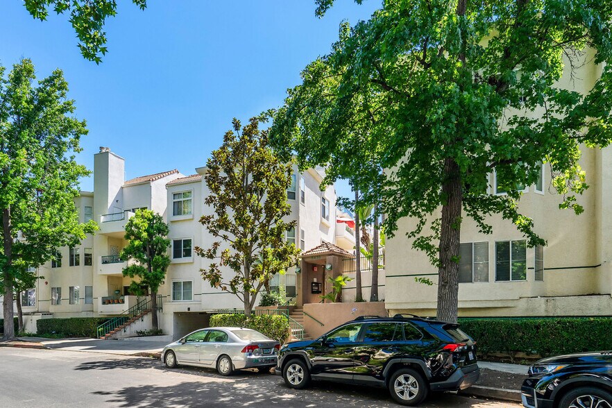 Building Photo - 5420 Sylmar Ave