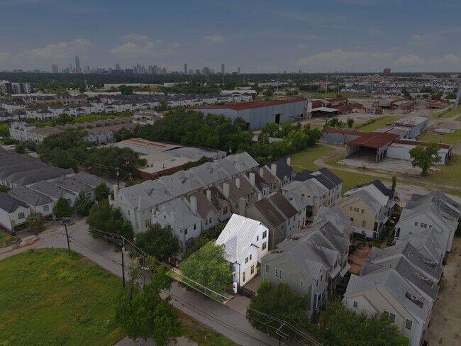 Building Photo - 3219 Maxroy St