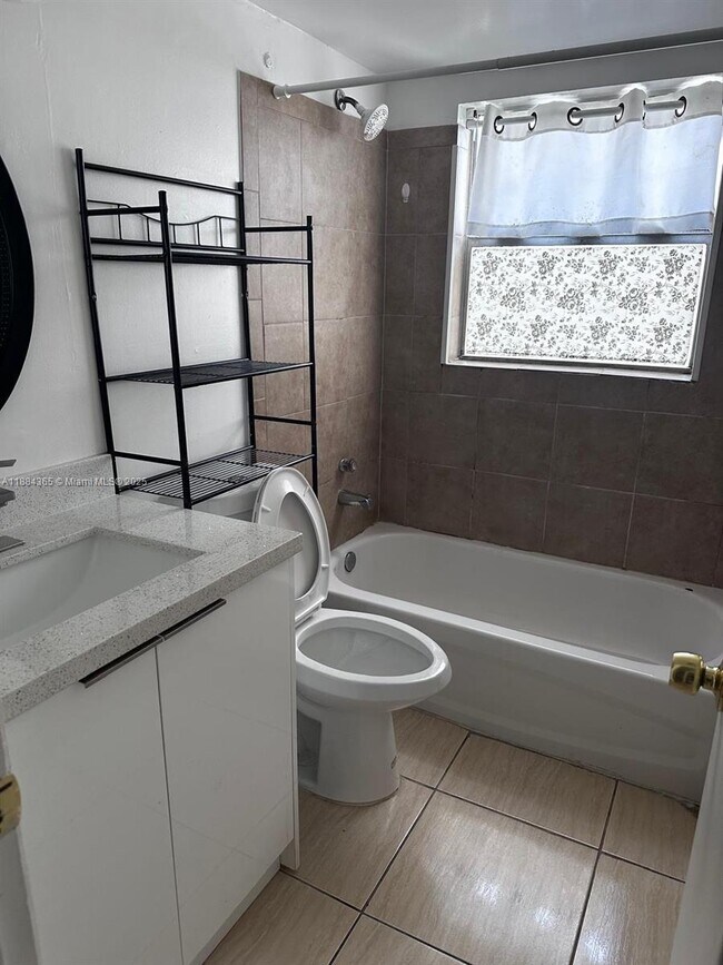 Building Photo - 10124 Twin Lakes Dr