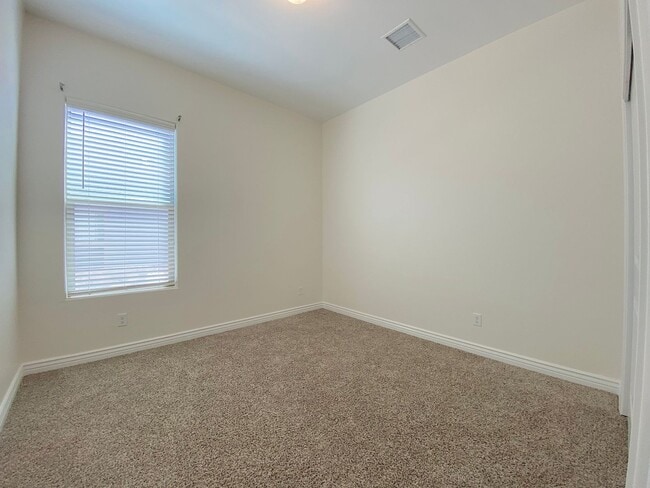 Building Photo - East El Paso 4 bed/ 2.5 Bath Refrig A/C