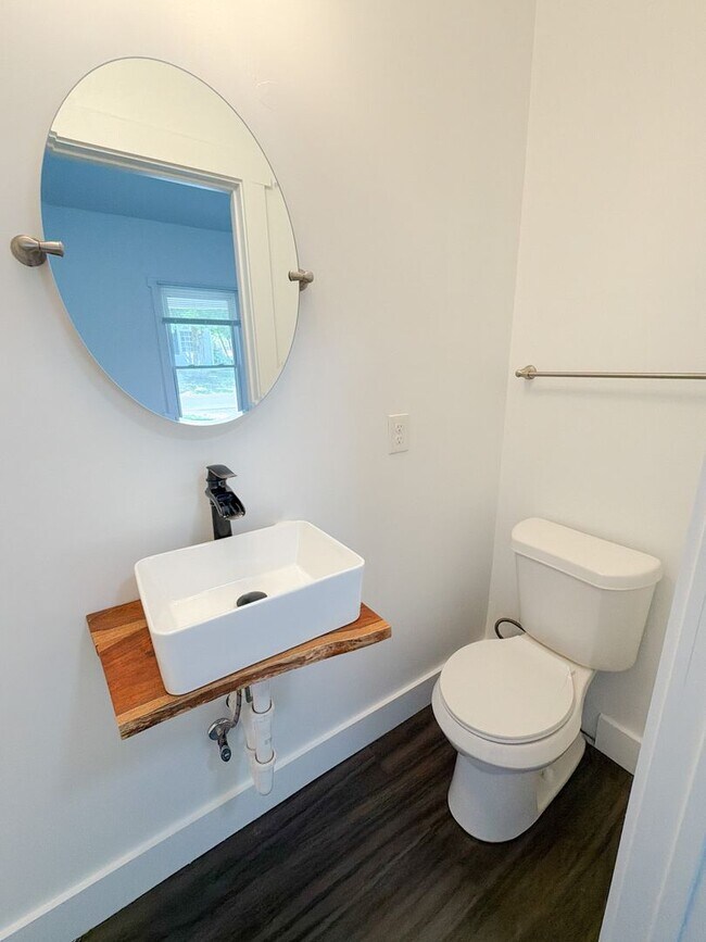 Building Photo - Historic Saint Elmo Charm with Modern Updates – 2 Bed, 2 Bath - Half Off Your First Month's Rent!