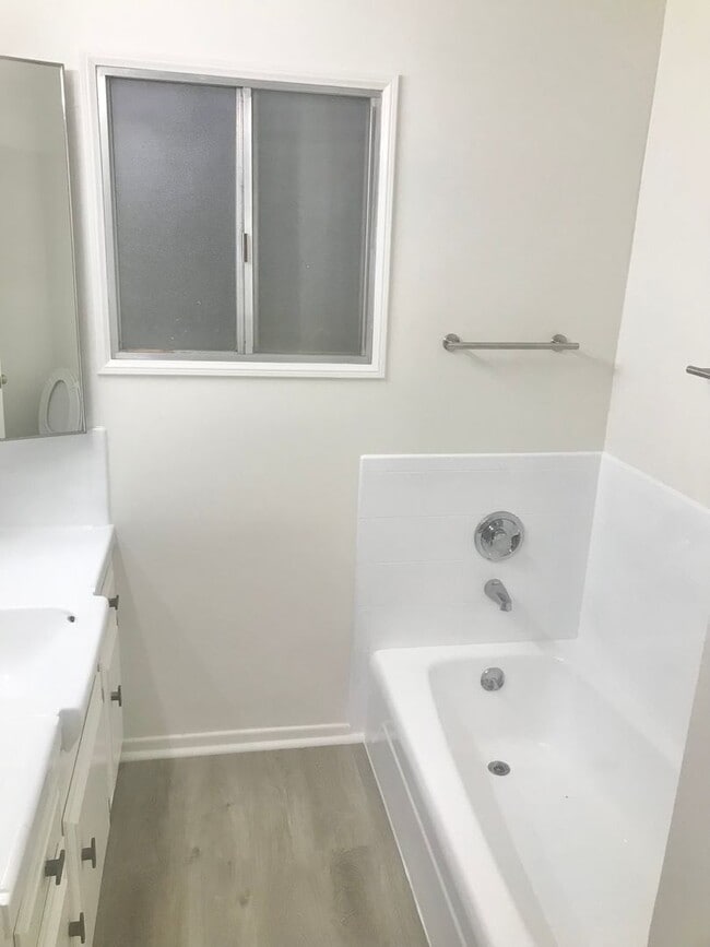Building Photo - 3 Bed 2 Bath House