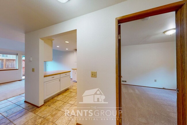 Building Photo - Lovely pet-free end unit in an established...