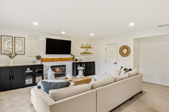Building Photo - Lovely 3 Bedroom + Bonus Room with Spaciou...