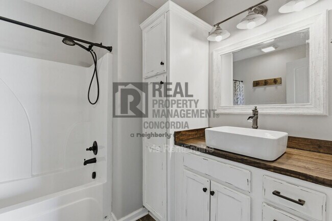 Building Photo - 312 Meadows Rd