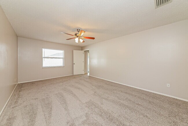 Building Photo - 5102 25th Ave Dr E