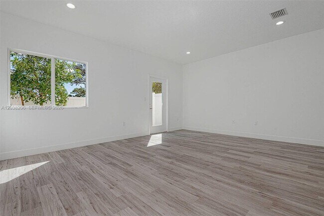 Building Photo - 635 NW 30th Ave