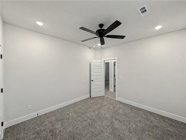 Building Photo - 6807 SW Basswood Ave