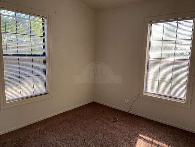 Building Photo - ***Two-Weeks Free Rent***916 Evergreen, Ki...