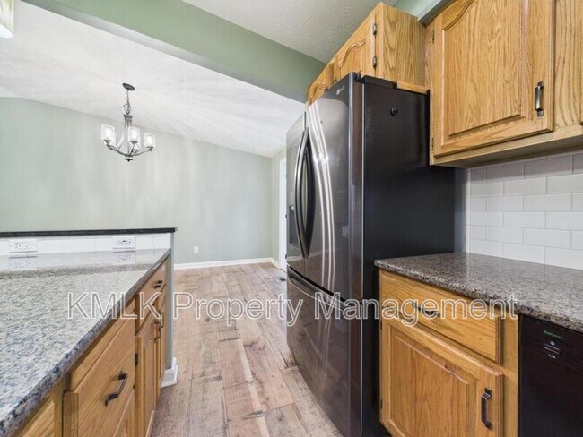 Building Photo - 874 Pleasant St