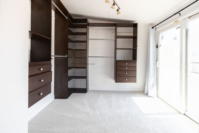 Building Photo - $500 off move in if signed by Labor Day!! ...