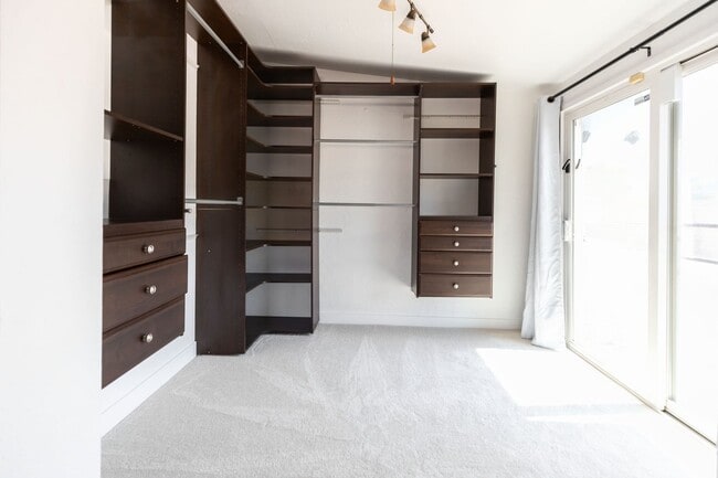 Building Photo - $500 off move in if signed by Sept 15th!! ...