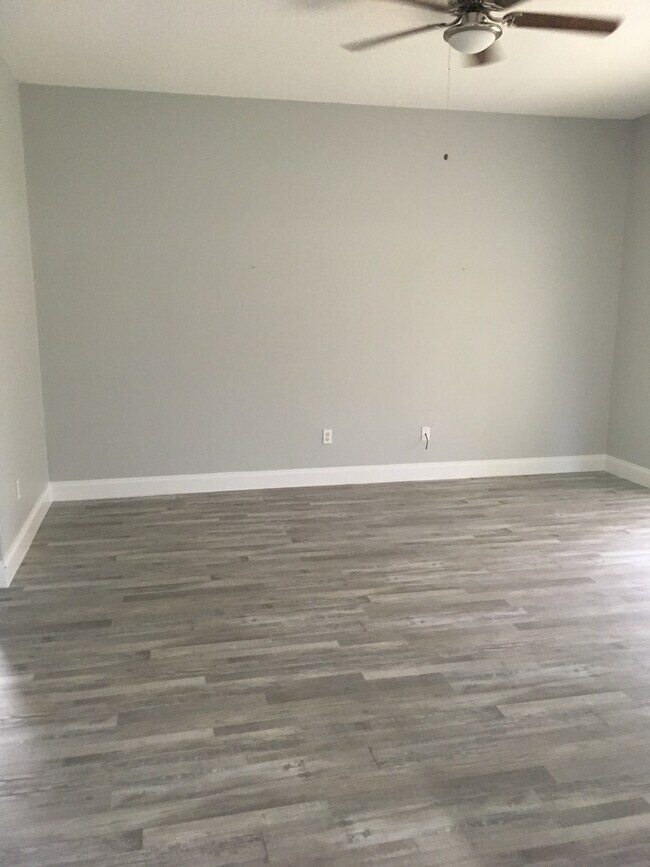 Building Photo - Updated Spacious Home in Oviedo