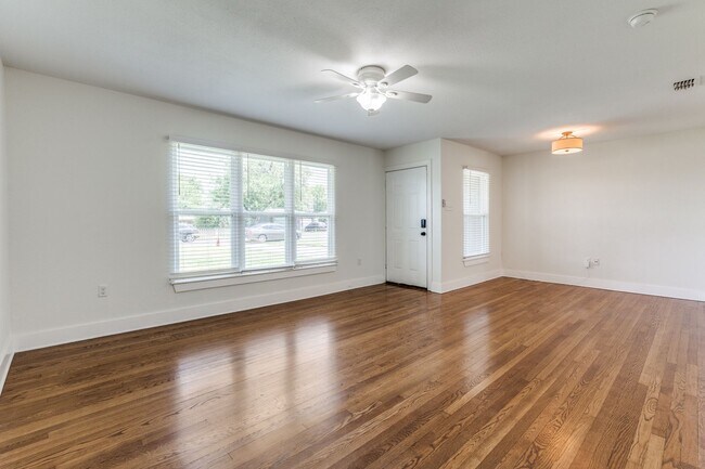 Building Photo - Charming 2-Bedroom Home with Updated Kitch...