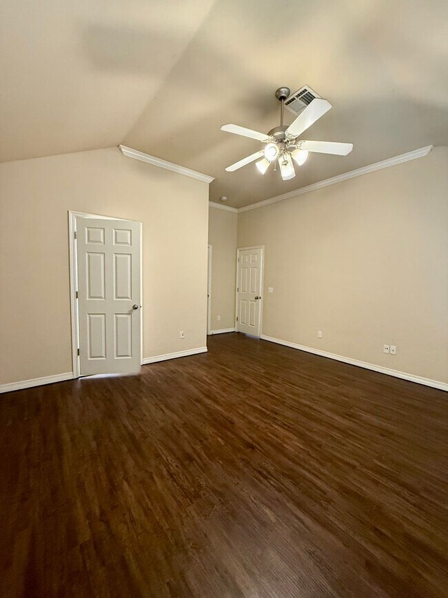 Building Photo - Spacious Home in Apple Valley- Moore