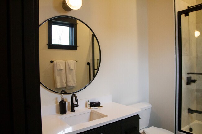 Building Photo - 1604 6th Ave N