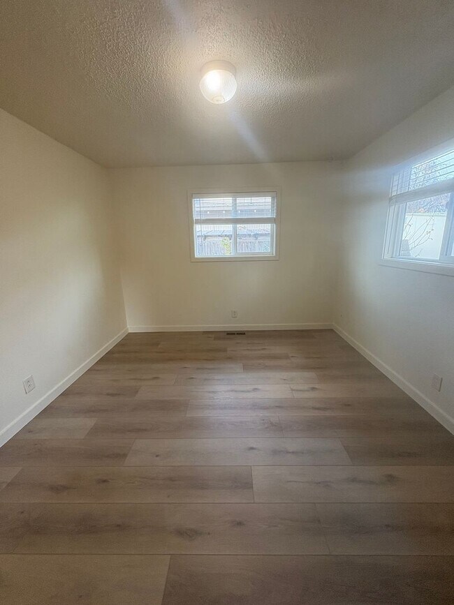 Building Photo - sim614/616