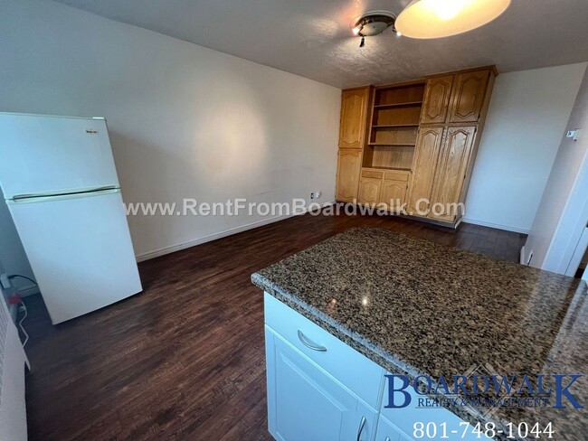 Building Photo - Beautiful Top Floor University Condo with ...