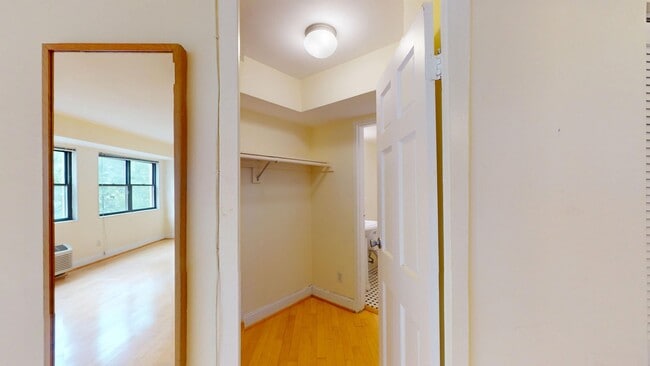 Building Photo - 1801 Clydesdale Pl NW