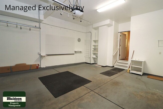 Building Photo - Northeast Pet Friendly Townhome!
