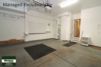 Building Photo - Northeast Pet Friendly Townhome!