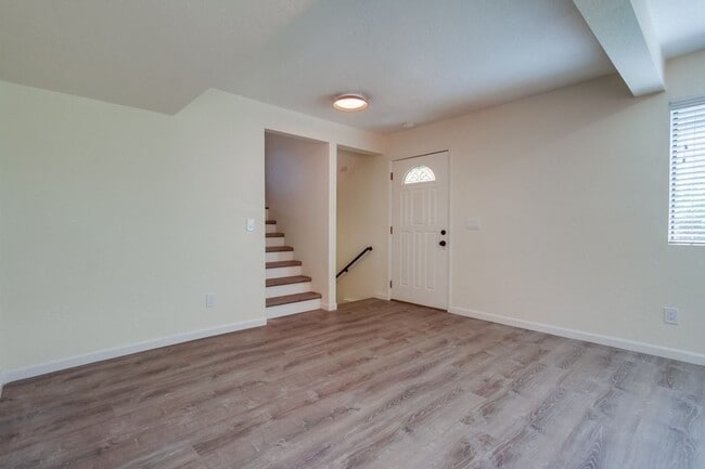 Building Photo - Downtown Vista Townhome, Available Now!