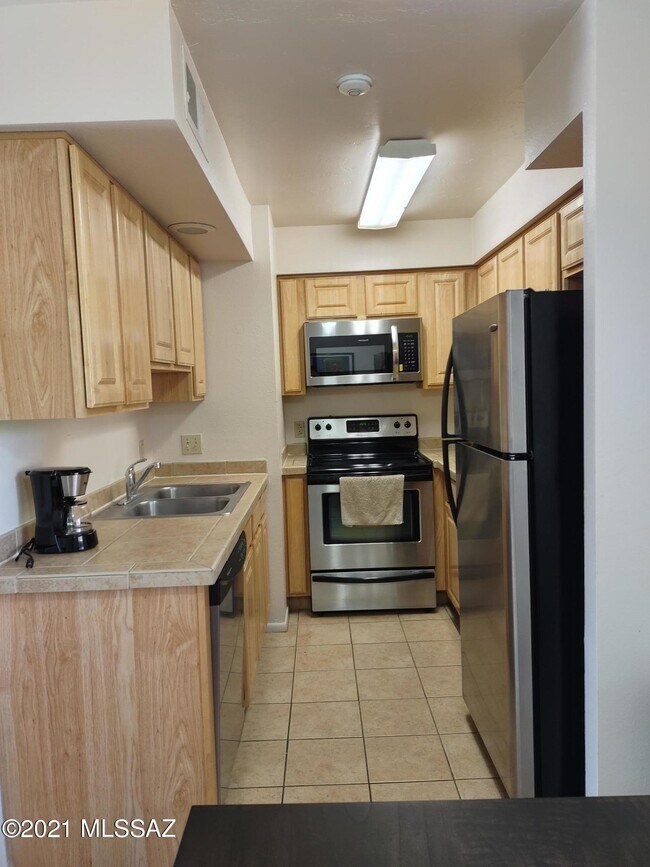 Building Photo - 1810 E Blacklidge Dr