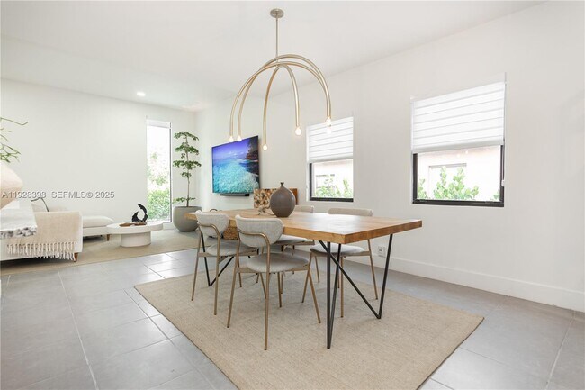 Building Photo - 14000 NE 16th Ct