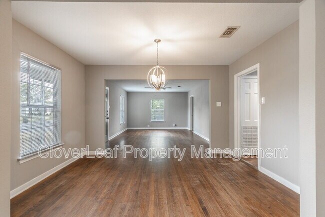 Building Photo - 402 W Wildwood Dr