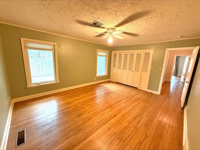 Building Photo - 1004 Brookside Dr