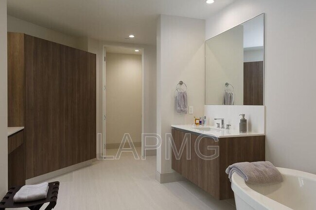 Building Photo - 450 N Palm Dr