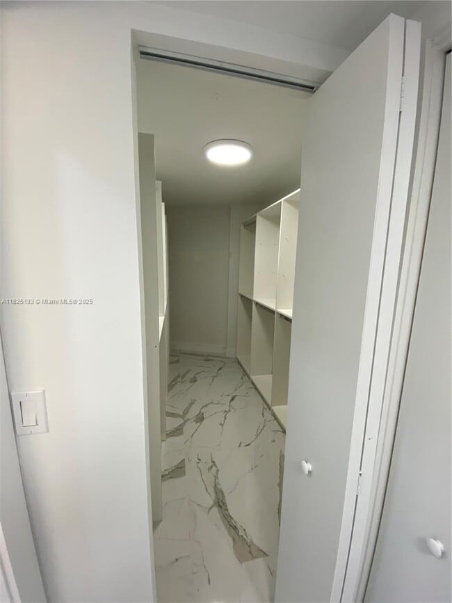 Building Photo - 13951 Kendale Lakes Cir