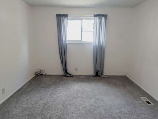 Building Photo - 2 Bed 2 Bath Side by Side