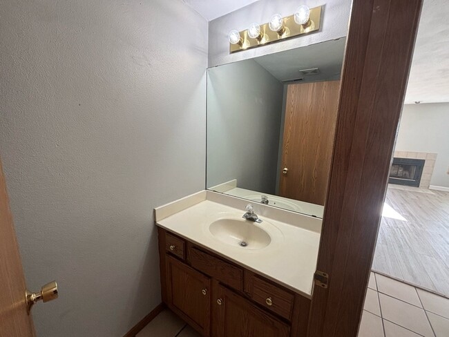 Building Photo - 2 Bedroom 1.5 Bath Spacious Townhome