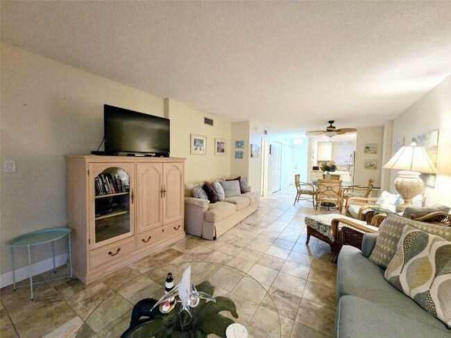 Building Photo - 1161 Hillsboro Mile