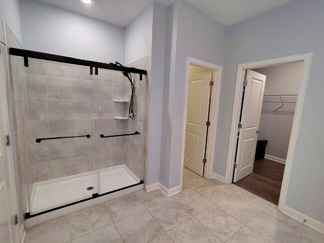 Building Photo - "Resort-Style Living in Davenport: Spacious 4-Bedroom Home with Solar Panels, Internet Included &...