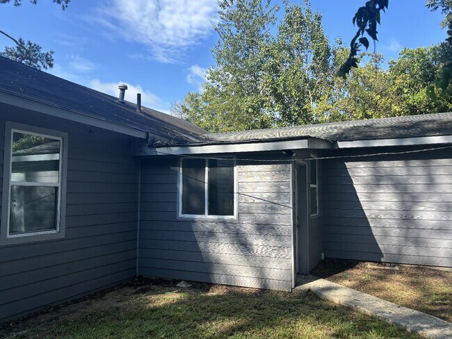 Building Photo - 1153 Auburn Dr