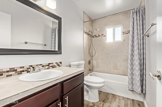 Building Photo - 3710 E Altadena Ave