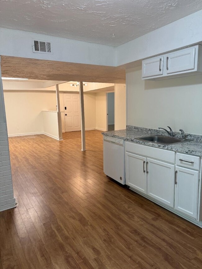 Building Photo - 721 Wedgewood Dr