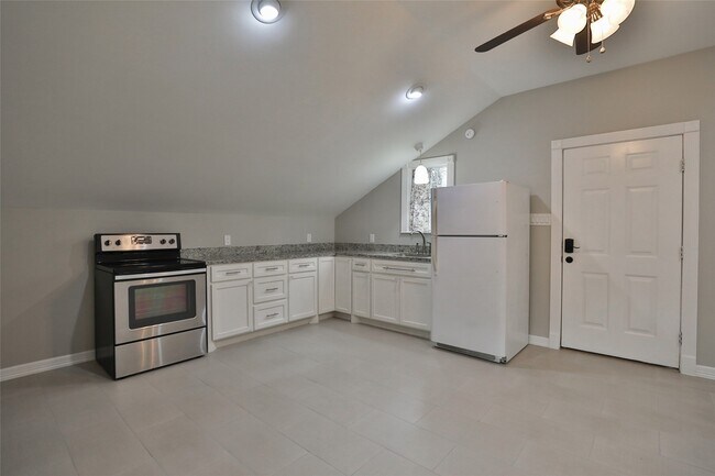 Building Photo - 423 W 32nd St