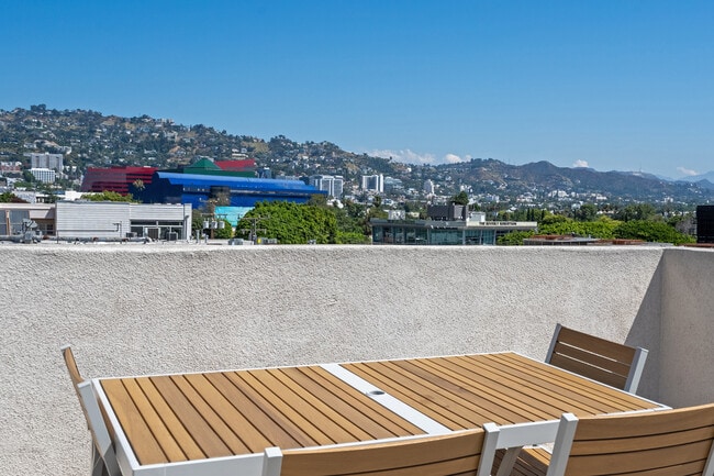 Building Photo - 122 N Clark Dr