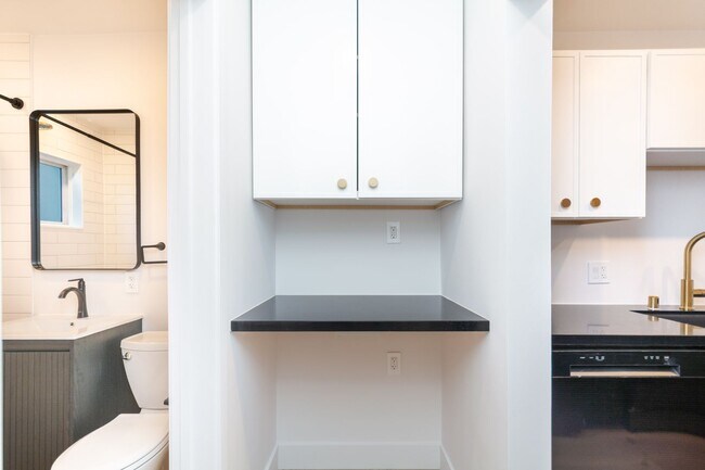 Building Photo - Stylishly Remodeled 1 Bed/1Bath in Crown P...