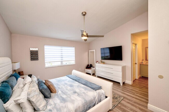 Building Photo - 621 Lakeshore Terrace