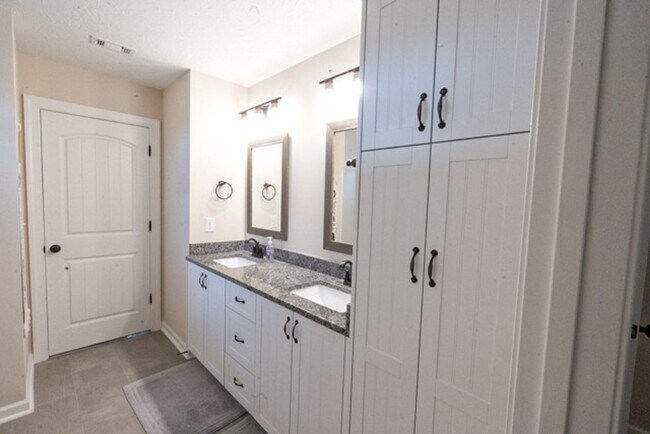 Building Photo - 4 Bedroom 3 Bathroom Ranch