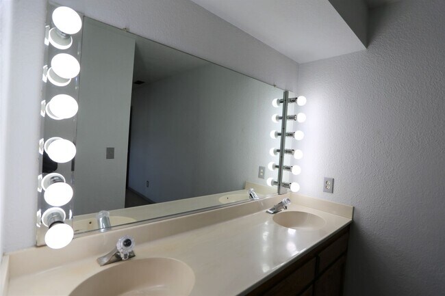 Building Photo - Great home on a cul de sac